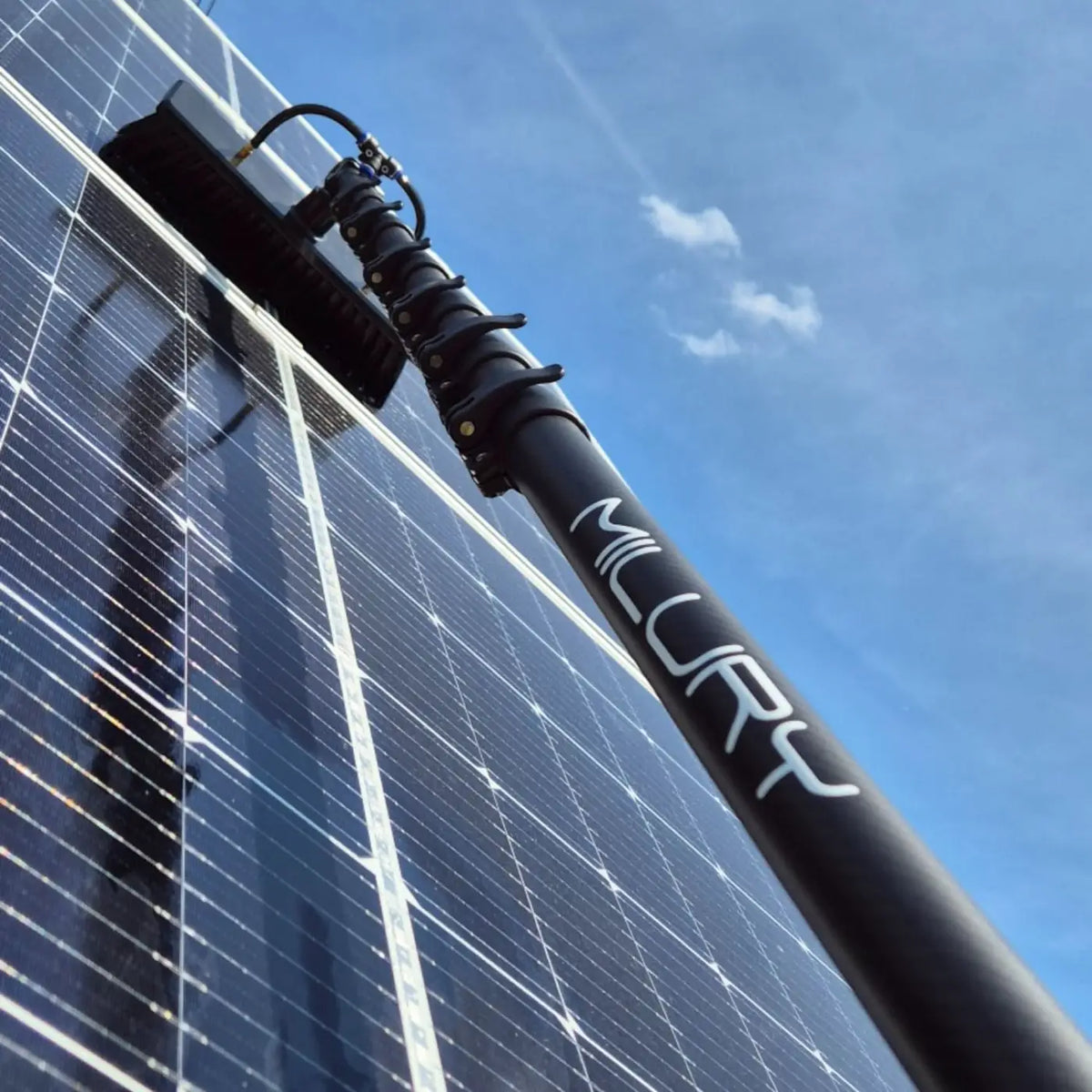 Schwarze teleskopische aluminiumreinigungsstange für solarzellen mit weißer milury markierung