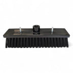 Schwarze plastikbürste milury standard breite 30 cm mit dichten borsten und mittlerer montagehalterung