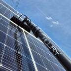 Schwarze teleskopstange aus vollcarbon mit milury branding zur solarreinigung milury nex 3k profi model