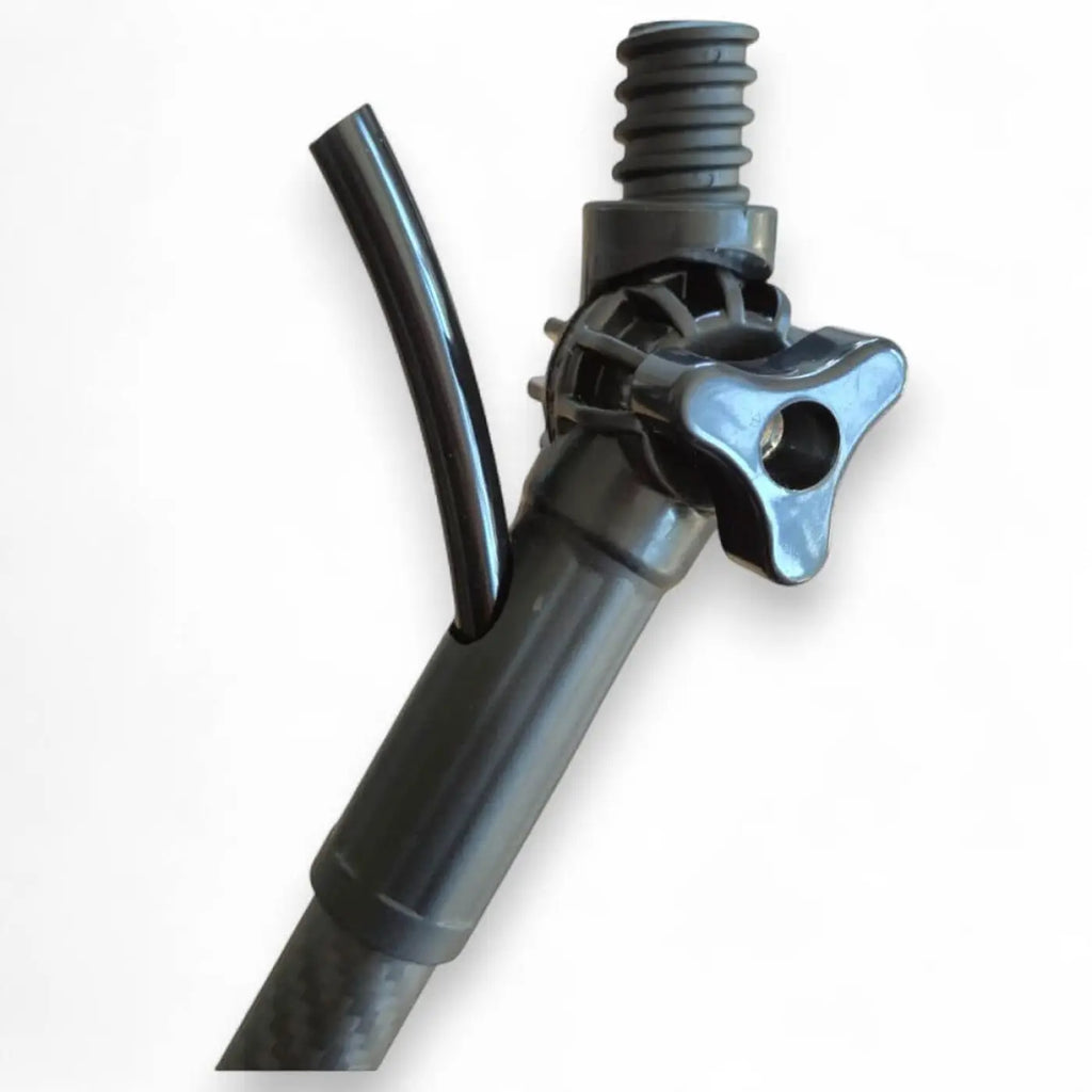 Schwarzer kunststoff winkel-adapter milury carbon mit gewindeadapter und sternförmigem einstellknopf