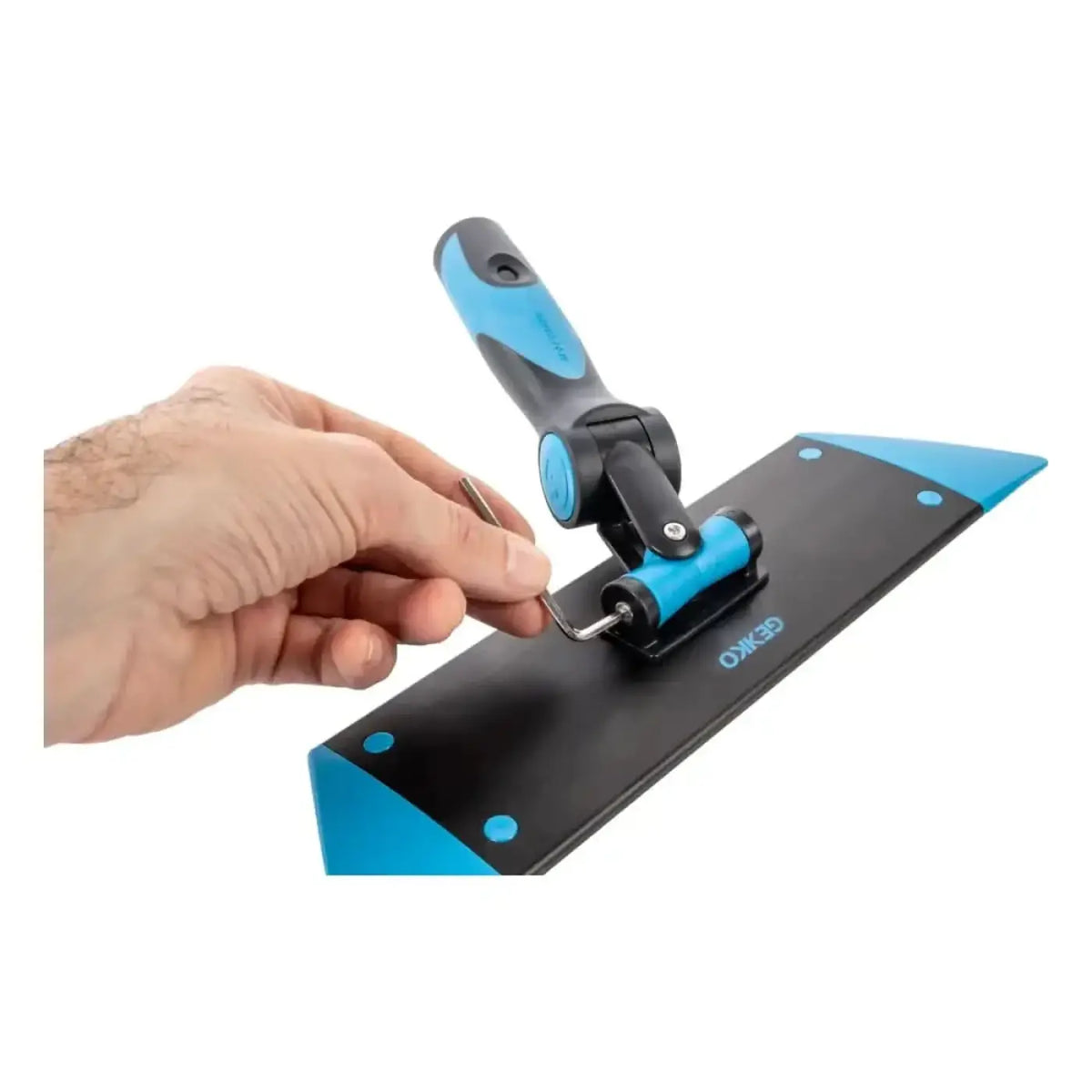 Blauer und schwarzer okko trowel mit ergonomischem griff für moerman gekko padhalter fenstereinwascher