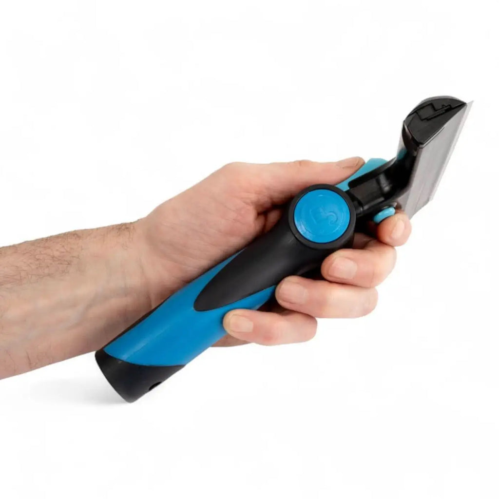 Blu-schwarzer moerman sharkblade schaber mit strukturiertem griff und rundem blauen knopf in der handhaltung