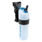 Lichtblauer transparenter kunststoff-wasserflasche mit schwarzem riemen und clip blauem verschluss im moerman spray-ray set