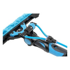 Blau-schwarzes handheld fensterreinigungsgerät mit strukturiertem mikrofaserkopf im moerman spray-ray set