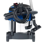 Nilfisk aero 21-01 pc inox industriesauger in blau und silber mit schwarzen schläuchen, aufsätzen und rädern