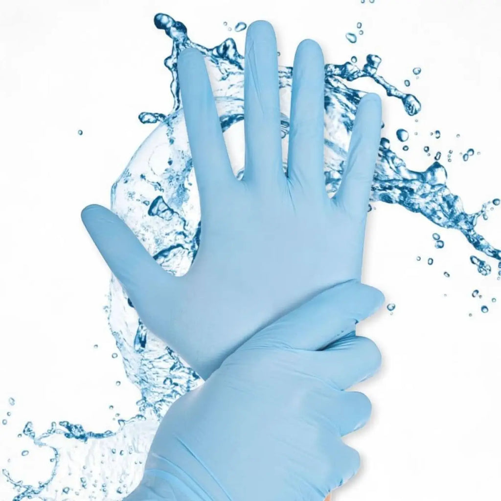 Lichtblaue puderfreie nitrilhandschuhe rapid-on aus latex werden an den händen getragen in 100 stück packung