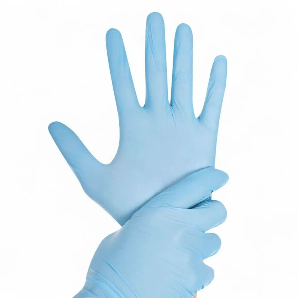 Hand mit hellblauen, puderfreien nitrilhandschuhen rapid-on aus nitril, 100 stück