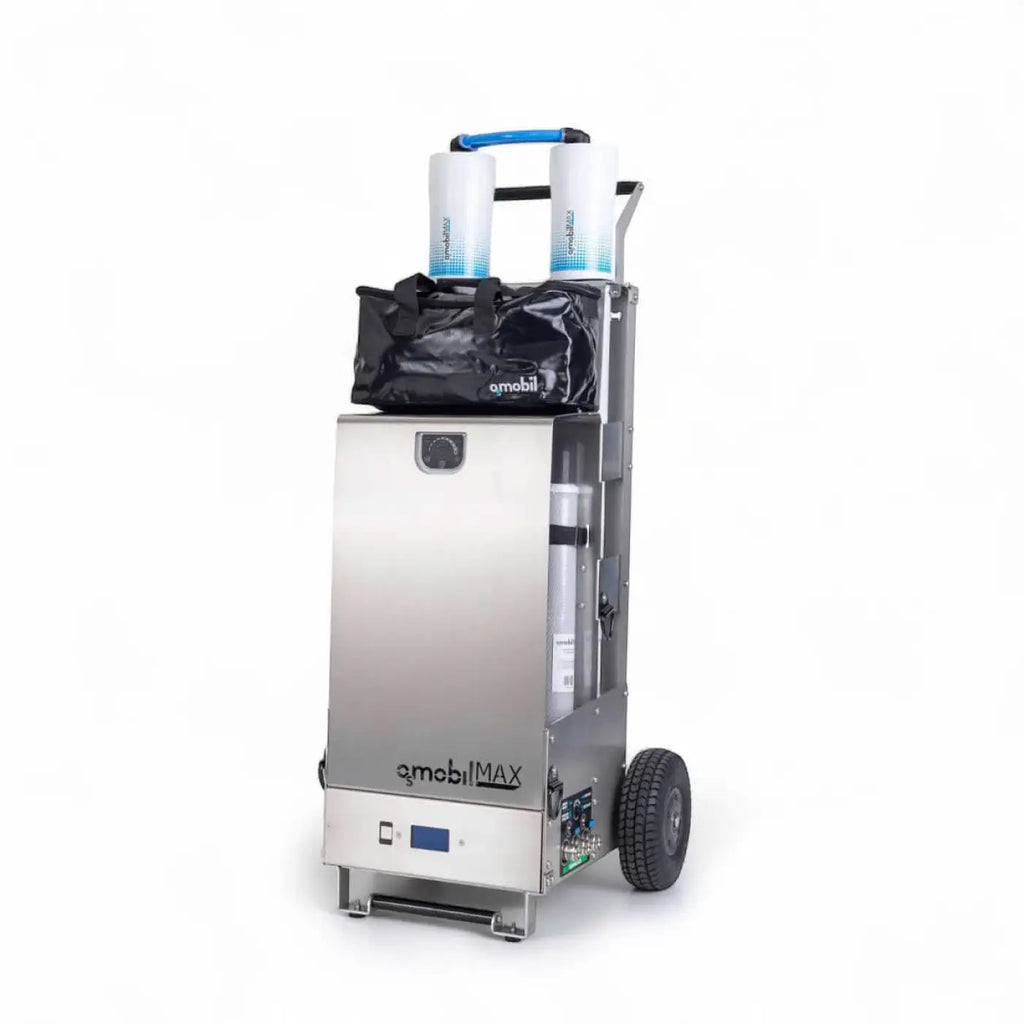 Silberner mobilen wasserfilterwagen aus edelstahl mit zwei weißen zylindrischen filtern und schwarzer tragetasche für osmobil max 750 liter osmoseanlage