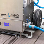 Silberne metallische osmoseanlage osmobil max 750 liter mit blauen schläuchen und schwarzem reifen für pv und fassaden