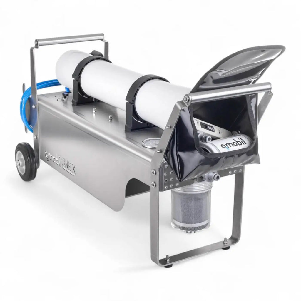 Silberner edelstahl wasseraufbereitungskarren osmobil one x mit weißen zylindertanks und transparentem filter für glas fachaden und pv reinigung