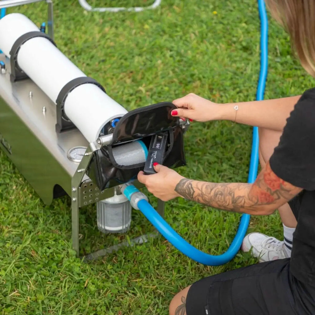Schwarzes wasserdichtes etui mit reißverschluss für osmobil one x wasserfiltersystemkomponente zur glas und pv reinigung