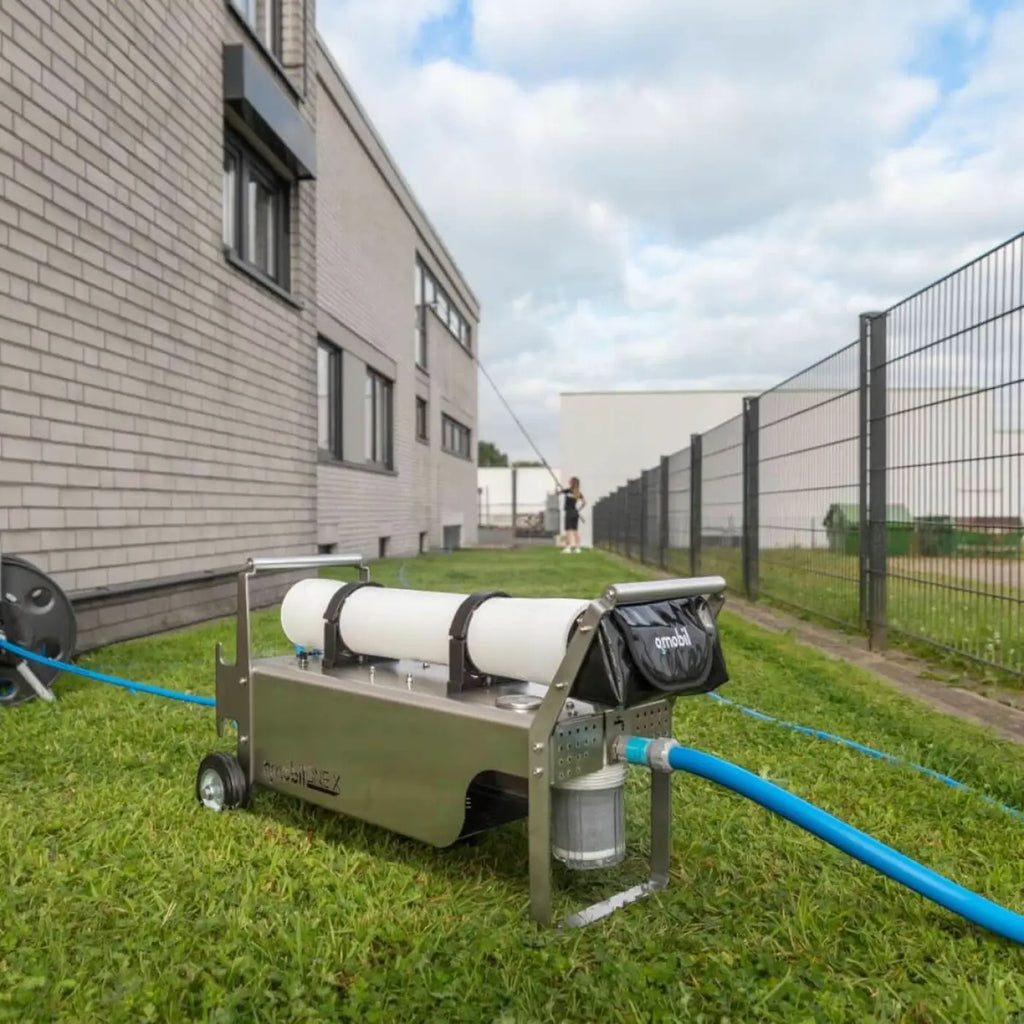 Industrietauglicher edelstahl-wasseraufbereitungskarren osmobil one x mit weißem zylinderfilter und blauen schläuchen für glasfassaden und pv-reinigung