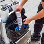 Ein weiß-grauer omobil wasserfilter kartusche mit schwarzem etikett wird für osmobil pro x glas pv und fassadenreinigung gehalten