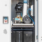 Silber-schwarzes industriegerät mit blauen schläuchen und mobilbox beschriftung am metallgehäuse für osmobil trailer v2 anhängersystem