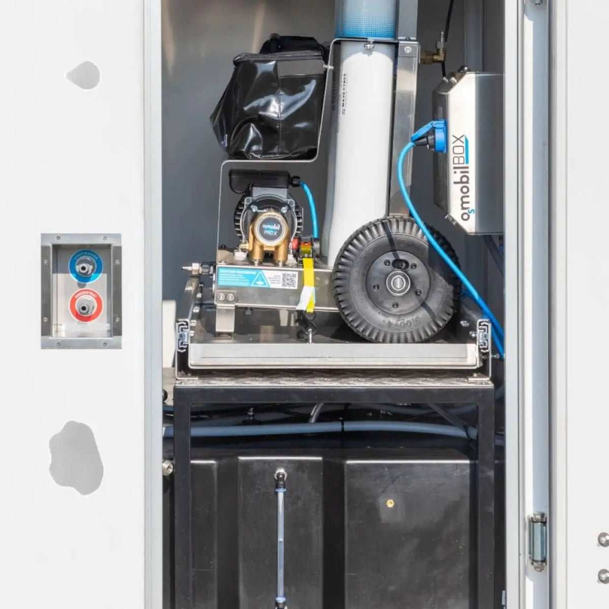 Silber-schwarzes industriegerät mit blauen schläuchen und mobilbox beschriftung am metallgehäuse für osmobil trailer v2 anhängersystem