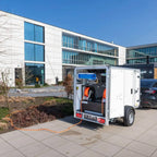 Weißer osmobil trailer v2 anhängersystem ohne osmobil pro x mit blauem und orangefarbenem reinigungsequipment sichtbar von hinten