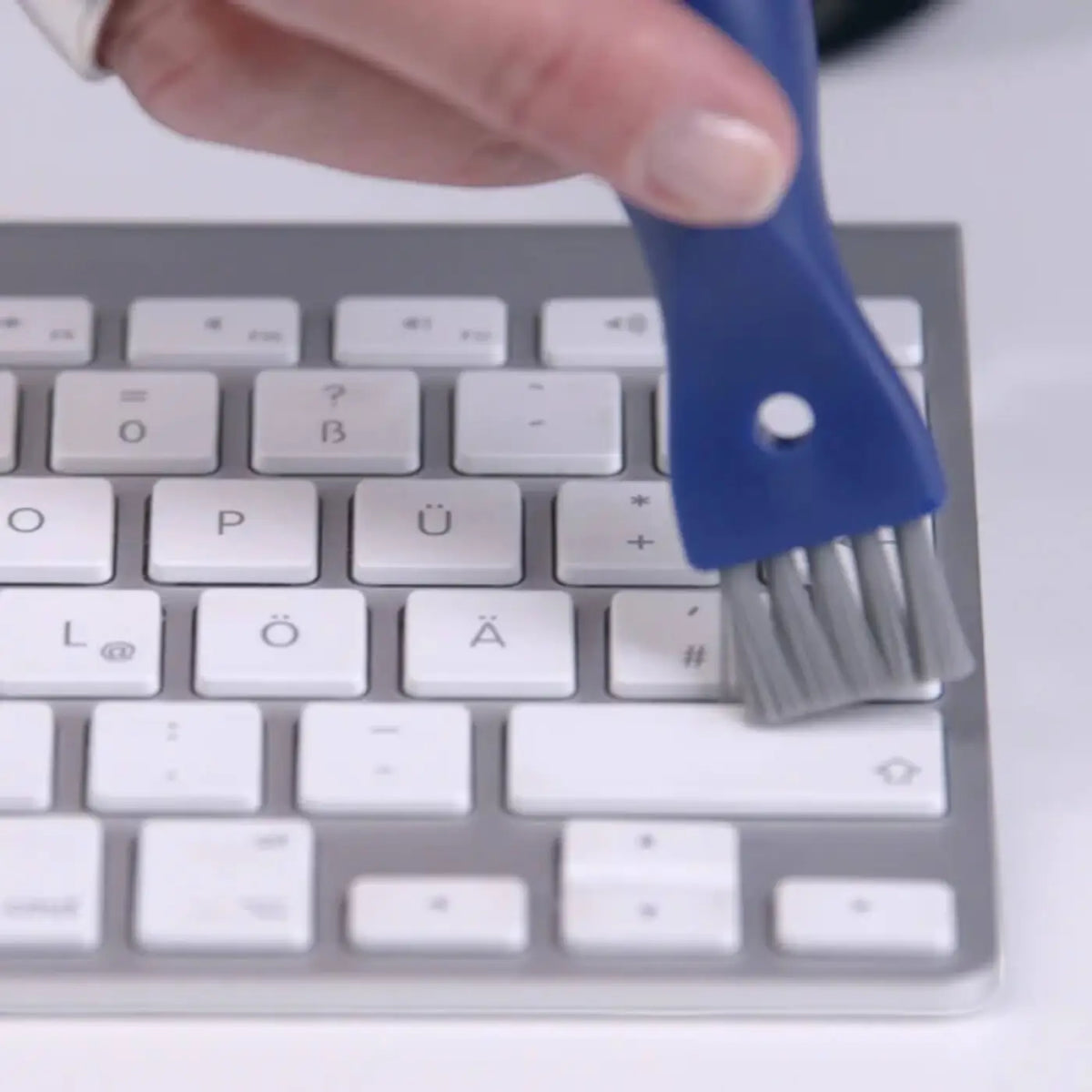 Blaue plastikbürste mit silbernen borsten für tastaturreinigung sauba kombo technik steckdosenbürste xl