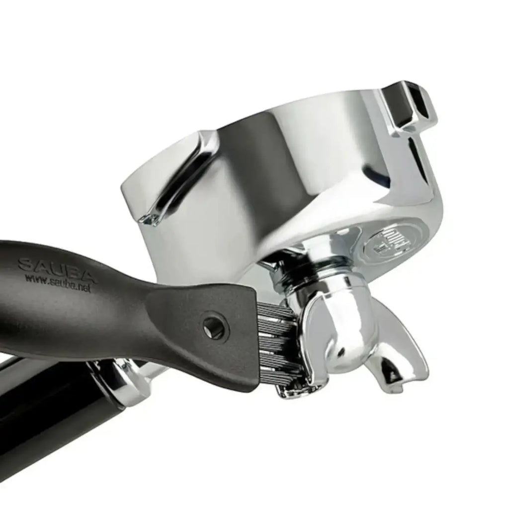 Chrome-finish metall portafilter mit schwarzem griff aus kunststoff und sauea branding für sauba siebträgerbürste siba ø 62mm