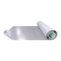 Eine rolle transparente schutzfolie 250 mm x 100 m mit metallisch silberner rückseite und weißem kern