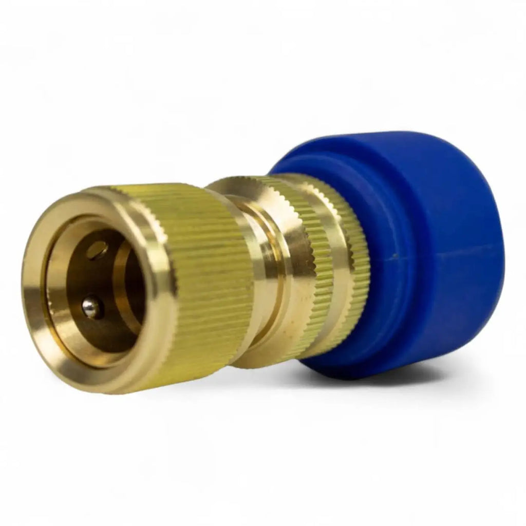 Seifendosierer für die osmosereinigung mit goldfarbenem messing-gartenschlauchadapter und blauem plastikverschluss