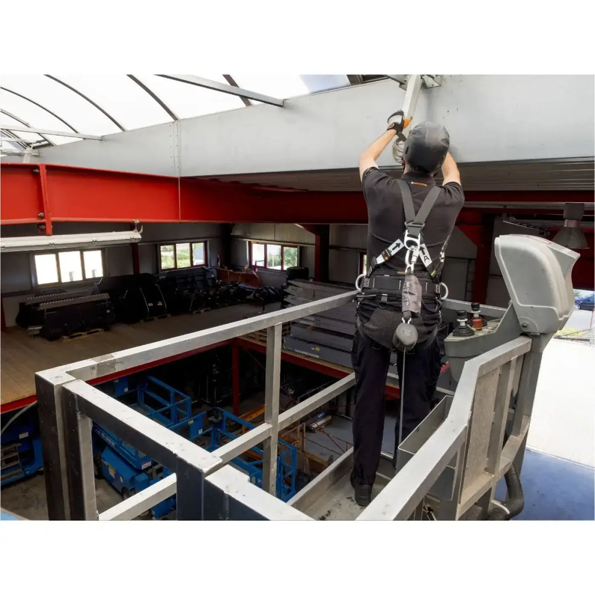 Arbeiter mit schwarzem sicherungsgurt und grauem sicherheitslanyard vom skylotec absturzsicherung peanut i hsg-021-1,8-1