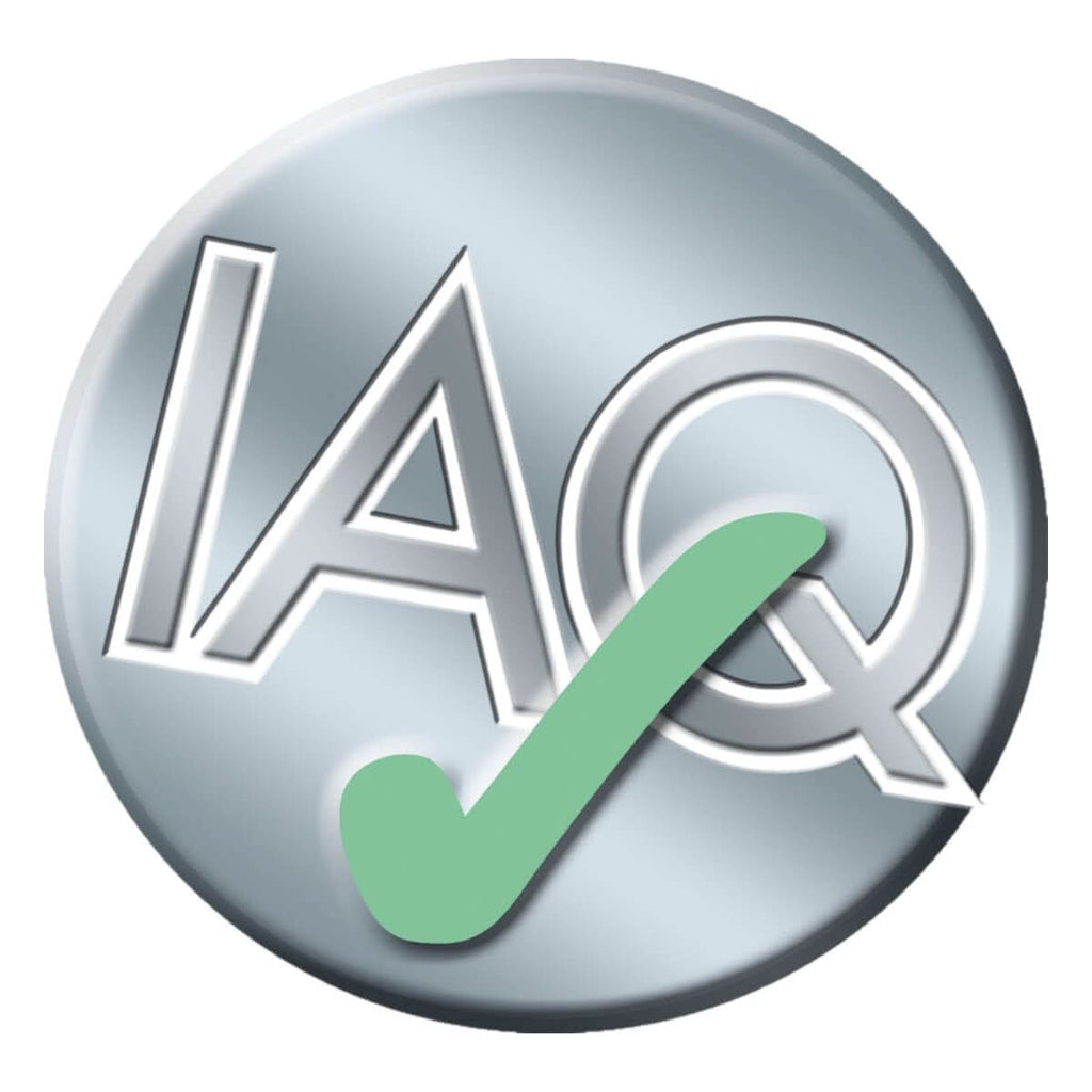 Silberner runder knopf mit geprägten iaq buchstaben und grünem haken bei aeron raumduft fruttafresh stark