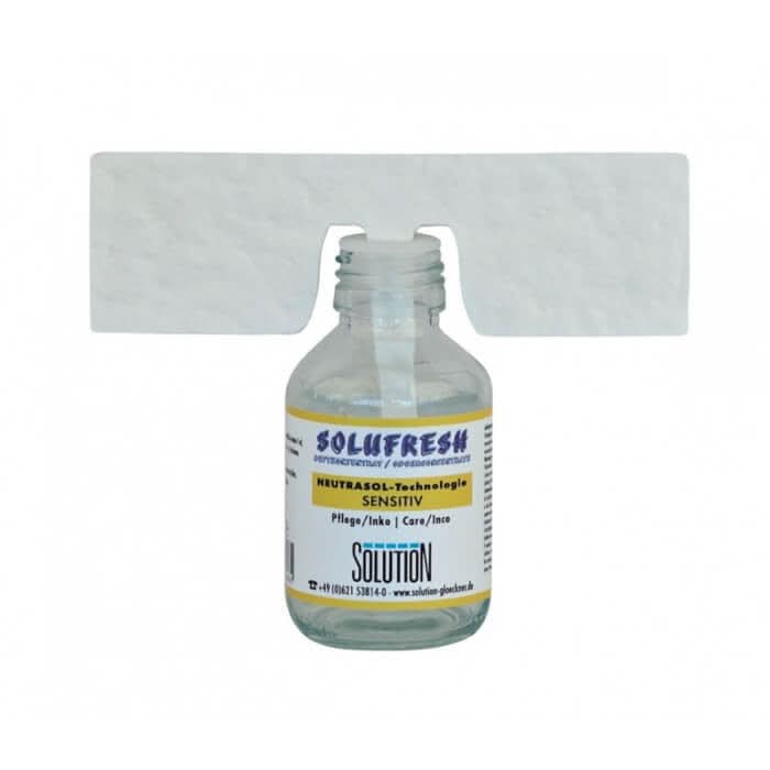 Klar glasflasche mit weißem etikett in gelber und schwarzer schrift enthält transparentes liquid solufresh duftkonzentrat sensitiv pflege inko