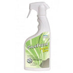 Weiße plastik-sprühflasche mit grün-weißem solufresh fresh sea etikett für toilettenfrische
