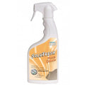 Weiße plastik-sprühflasche mit orange-beige etikett der marke solu fresh und der produktlinie pure oasis toilette