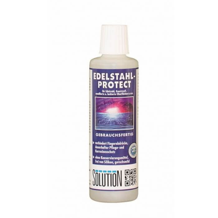 Eine klare plastikflasche mit weißem deckel und dem schriftzug edelstahl-protect auf lila hintergrund mit sonnenuntergang über wasser, solution glöckner edelstahl protect 1l