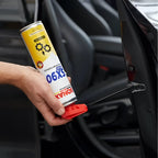 Gelb und weißer sonax professional sx90 plus easyspray multifunktionsöl spray mit rotem düsenknopf in hand neben offener autotür