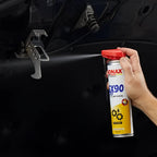 Eine hand hält eine sonax professional sx90 plus easyspray multifunktionsöldose mit rotem deckel und gelb silbernem design