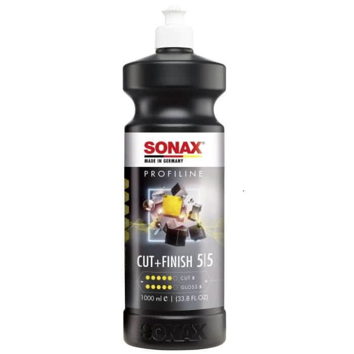 Schwarze kunststoffflasche mit weißem pumpenspender sonax profiline cut plus finish 515 politur 1l auf grauem etikett
