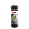 Schwarze kunststoffflasche mit weißem pumpenspender und sonax profiline perfect finish 1l etikett mit molekularbild