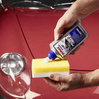 Silver und blaue sonax xtreme polish wax 3 hybrid npt flasche mit weißer düse wird auf gelbweißen schwamm gedrückt