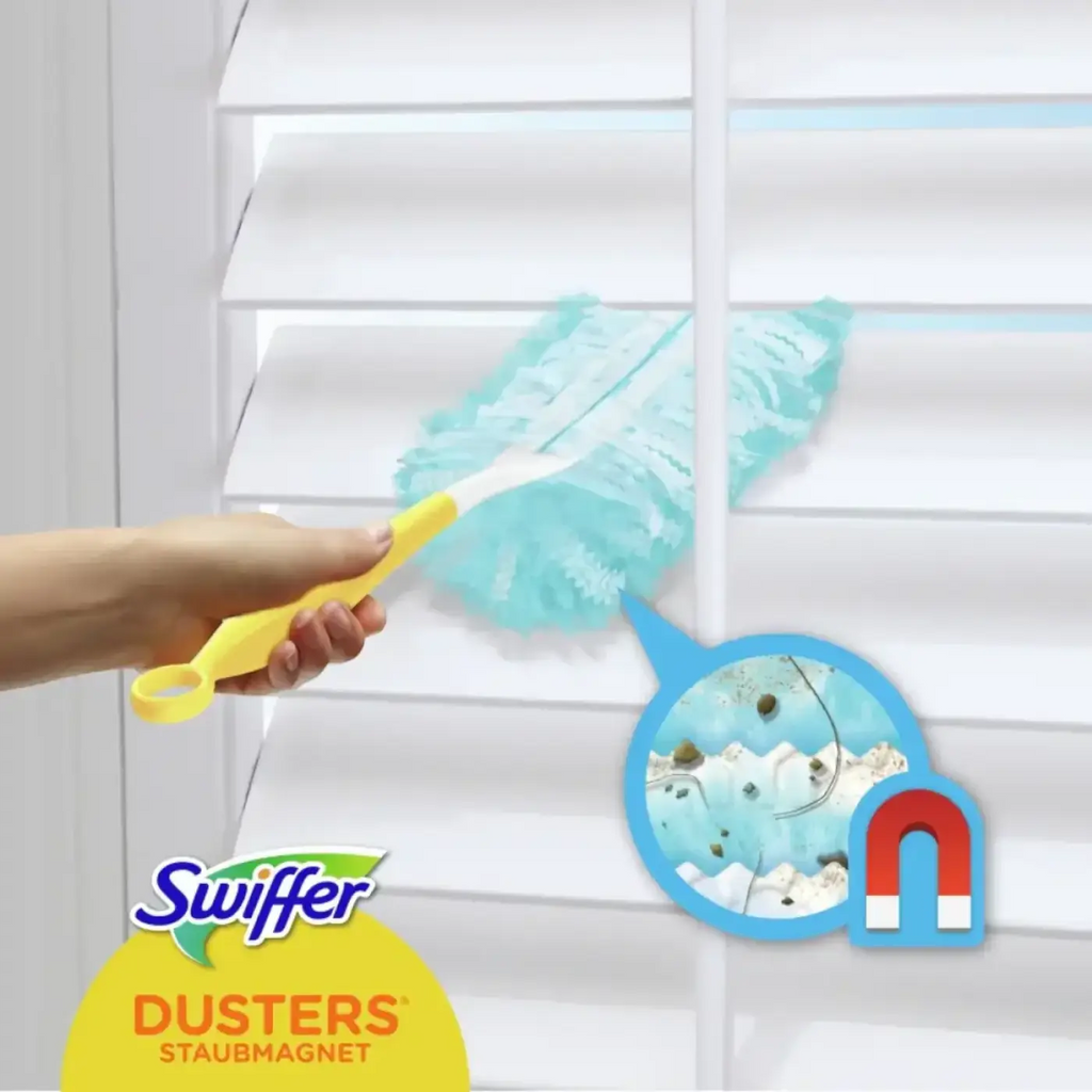 Swiffer duster handgriff mit drei hellblauen federartigen staubfangtüchern und gelbem griff in gebrauch