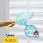 Swiffer duster handgriff mit drei hellblauen federartigen staubfangtüchern und gelbem griff in gebrauch