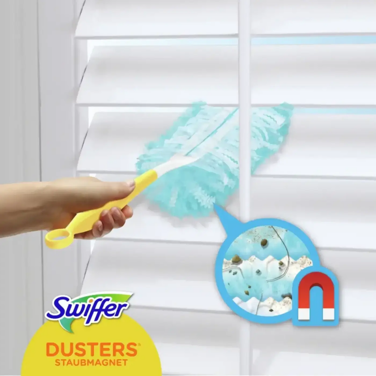 Swiffer duster handgriff mit drei hellblauen federartigen staubfangtüchern und gelbem griff in gebrauch