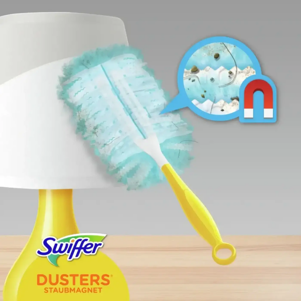 Ein hellblauer, flauschiger swiffer duster mit gelbem griff und magnetischen borsten zum staubfangen