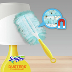 Ein hellblauer, flauschiger swiffer duster mit gelbem griff und magnetischen borsten zum staubfangen