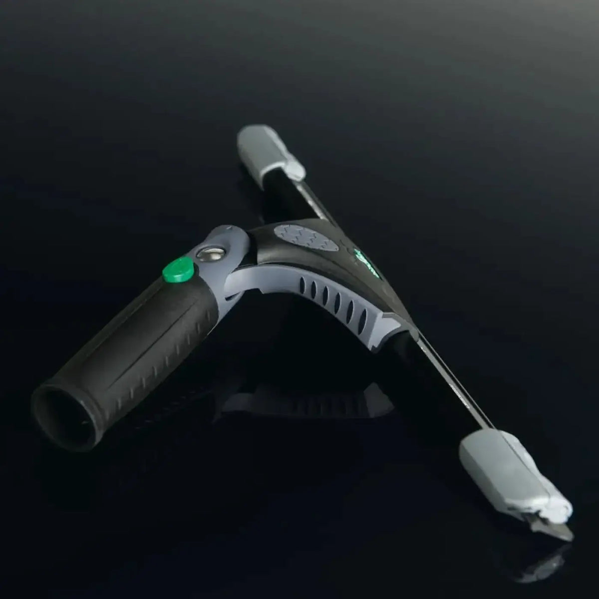 Unger AKN12 ErgoTec NINJA 4in1 fensterputzset mit ergonomischem grauen und schwarzen griff und grünem knopfschalter