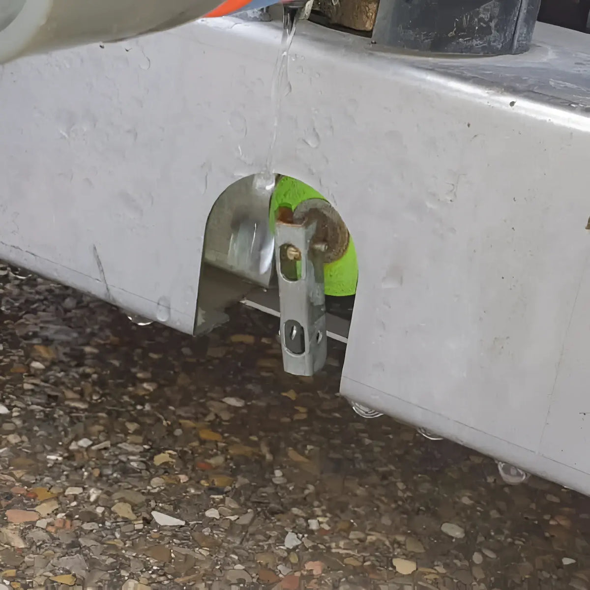 Ungen druckreduzierventil für hydropower ro40c bg aus silbernem metall mit grünem griff an weißer betonwand montiert