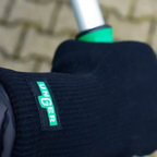 Schwarzer gestrickter unger ergoTec glasreinigungshandschuh mit grünem logo auf der rückseite