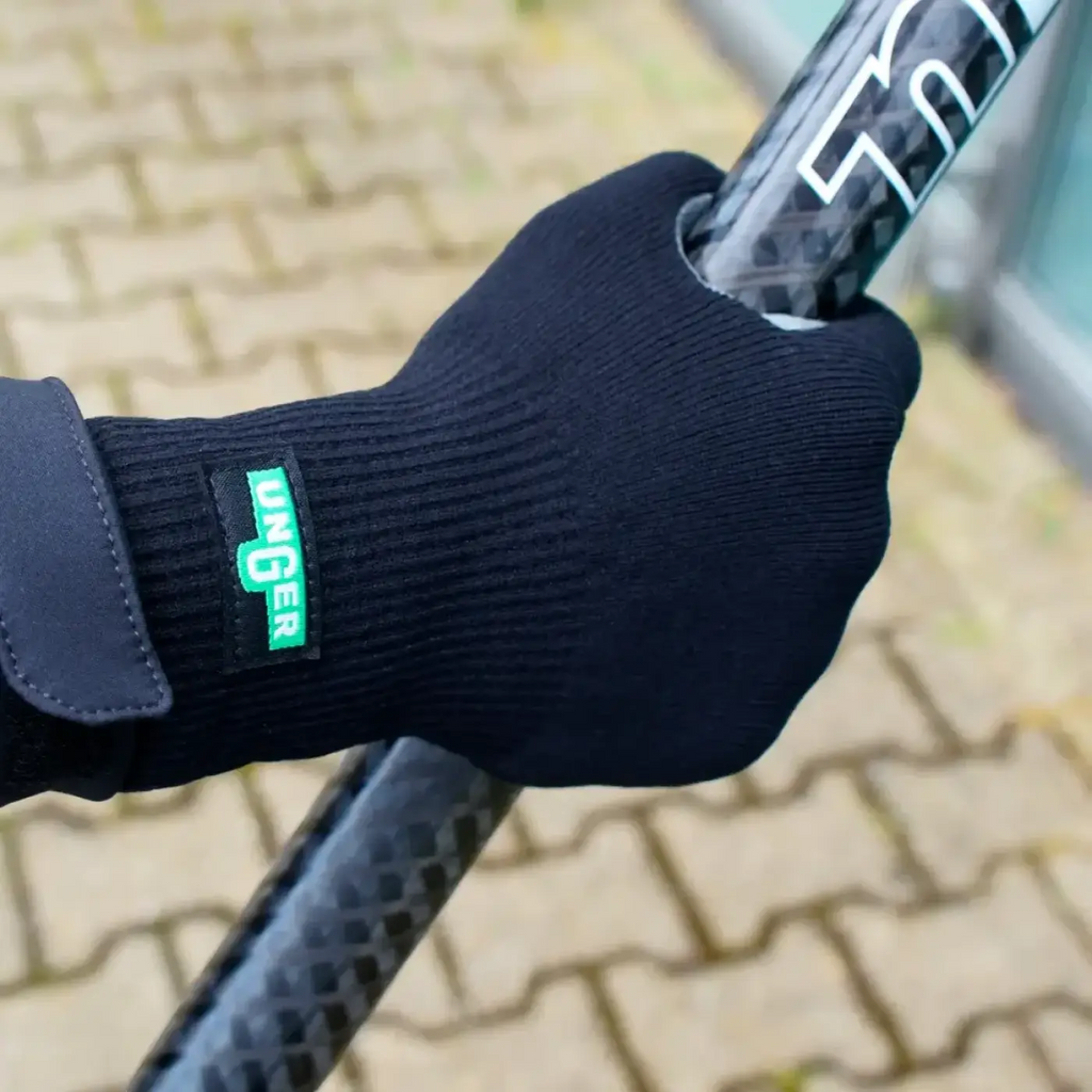 Schwarzer schwarzer gestrickter unger ergo tec glasreinigungshandschuh mit grünem unger logo auf der rückseite