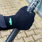 Schwarzer schwarzer gestrickter unger ergo tec glasreinigungshandschuh mit grünem unger logo auf der rückseite