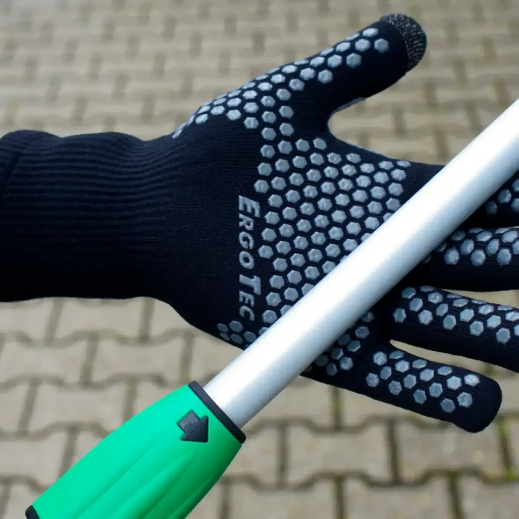 Schwarzer ergotec arbeitshandschuh mit grauen sechseckigen griffpunkten von unger für glasklarreinigung