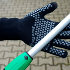 Schwarzer ergotec arbeitshandschuh mit grauen sechseckigen griffpunkten von unger für glasklarreinigung
