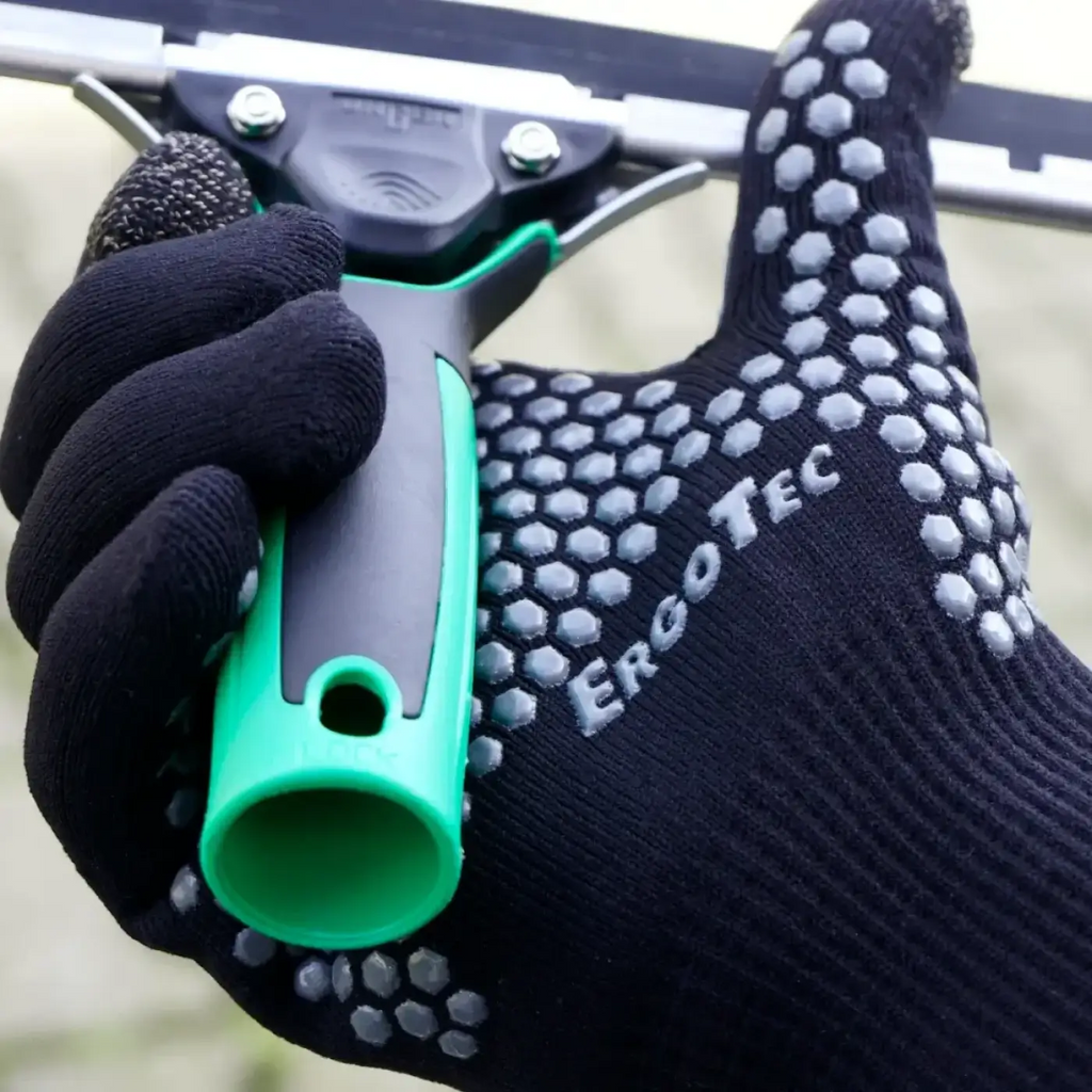 Schwarzer ergonomischer ung er ERgoTec glasreinigungshandschuh mit grauen hexagonalen griffpunkten und ergotec branding fürs sichere arbeiten
