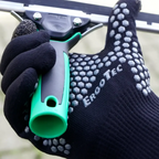 Schwarzer ergonomischer ung er ERgoTec glasreinigungshandschuh mit grauen hexagonalen griffpunkten und ergotec branding fürs sichere arbeiten