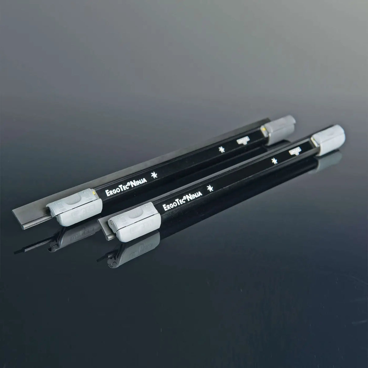 Schwarze unger ergotec ninja utility messer mit silberfarbenen griffen und klingen im akn14 6in1 komplettset